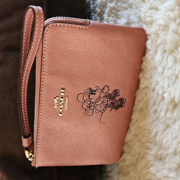 NWOT Disney X Coach Rollerblading Minnie Mouse Salmon Pink Wristlet ๐ ๐ผ๐ญ - Picture 14 of 14